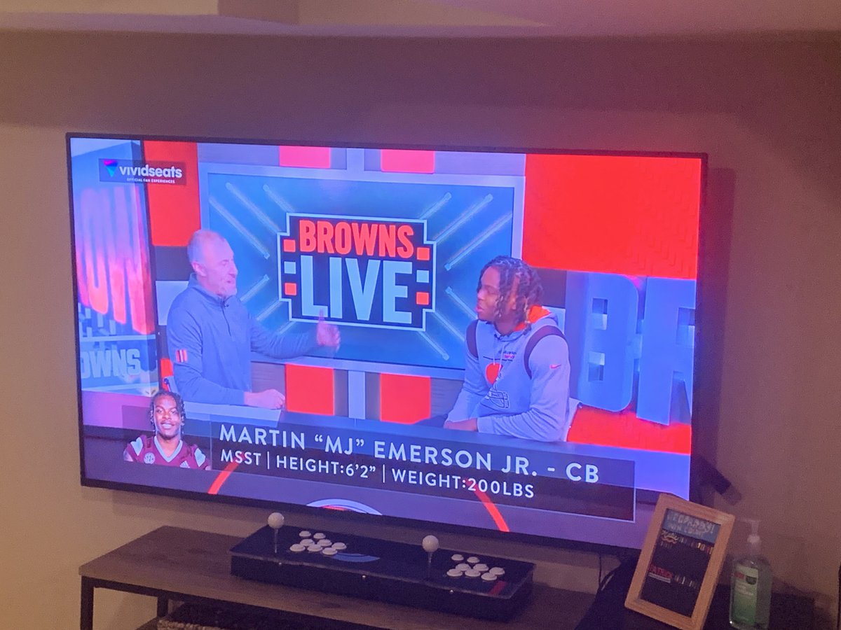 browns2211's tweet photo. Getting in a little morning biking & watching #BrownsLive rookie edition. 💪🏽 https://t.co/lcWYHqQYf5