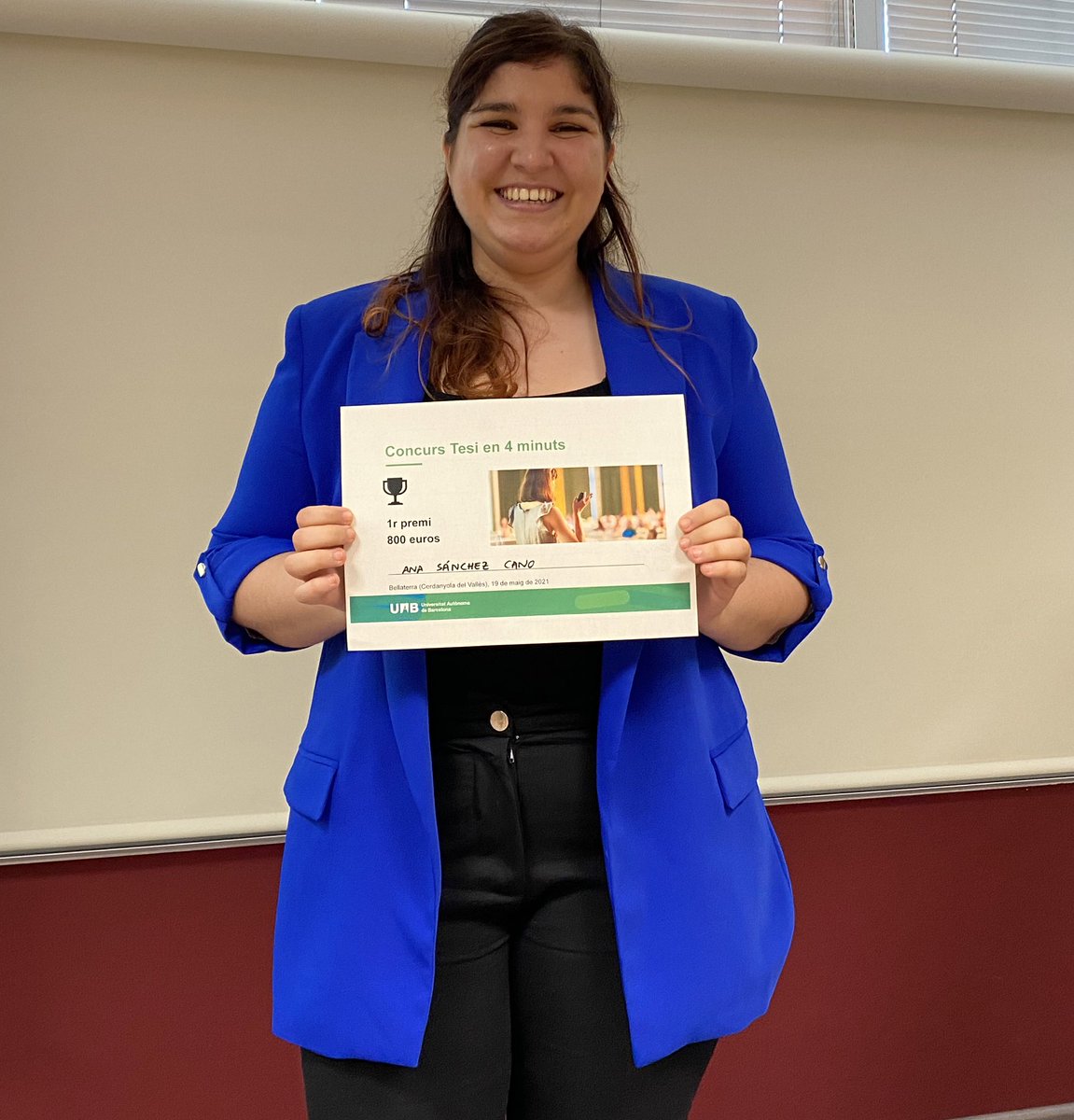 UABBarcelona's tweet photo. 🏆 Després de la reunió del jurat:   
🥇 1r Premi i representació de la #UAB al concurs #TesiEn4Minuts de la @fundaciorecerca ➡  Ana Sánchez 
🥈 2n Premi ➡  @brunor94 
Moltes felicitats! 👏 👏 👏   
#TesiEn4MinutsUAB https://t.co/jvhvOv6HgU