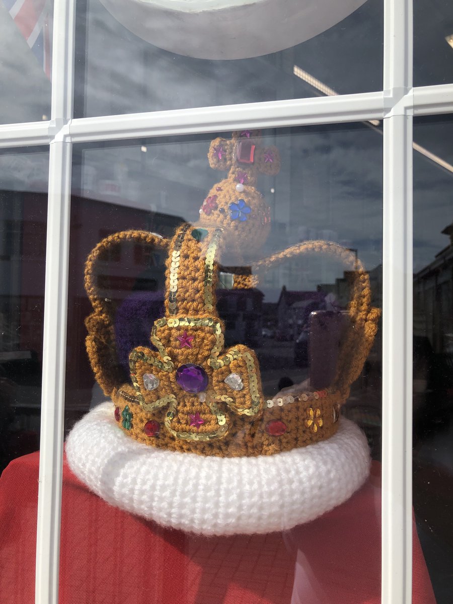 CornishGirls's tweet photo. Look at these gorgeous crocheted masterpieces! Two Beefeater guards and the crown displayed at Bude Post Office, North Cornwall, to celebrate the Queen's Platinum Jubilee!! 👑🫅

#Bude #PostOffice #crochet #Jubilee #queensjubilee #history #Cornwall #PlatinumJubilee #beefeaters https://t.co/qRM3bsbDjZ