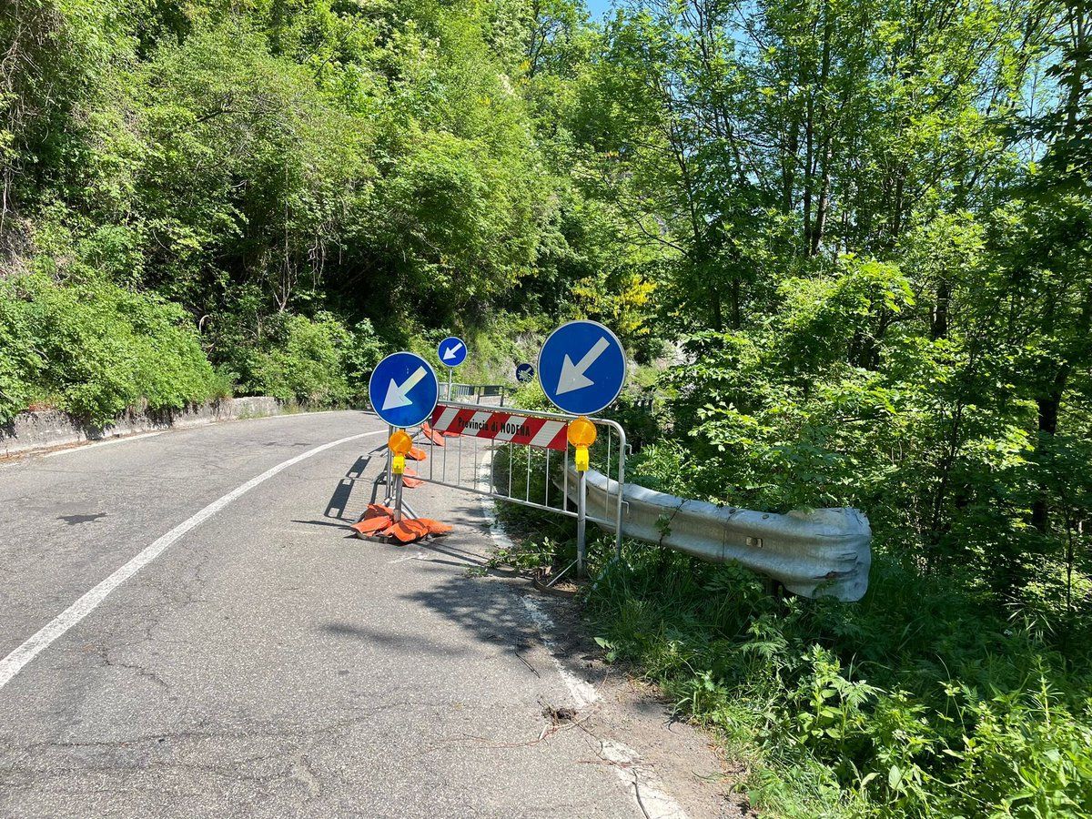 provinciamodena's tweet photo. ⚠️AGGIORNAMENTO VIABILITA'
#SP324 a #Roncoscaglia di #SESTOLA si transita con senso unico alternato e semaforo x cedimento muro di sostegno (tratto di circa 20mt). Ecco la segnaletica in funzione ⬇️⬇️⬇️ https://t.co/7S1AFX8hMD