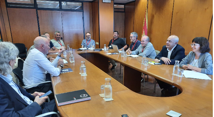 agriculturacat's tweet photo. ❄️ Tanquem un acord amb els integrants de la Taula Agrària per ajudar els afectats per les gelades segons els màxims permesos per la Comissió Europea.

Es preveuen ajuts tant per a productors com per a cooperatives agràries i centrals hortofructícoles.

👉https://t.co/dcfWWG5g7l https://t.co/VTLqBKTCxw