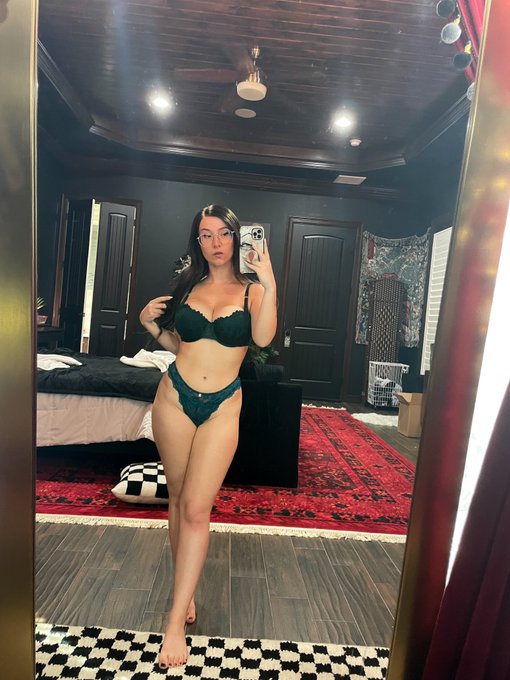 For the girlies asking about this set it&rsquo;s from SavageXFenty top is 32ddd and bottoms are XS 💕 hope that<a href="/tag/yorforger"class="tags"><span>#yorforger</span></a>