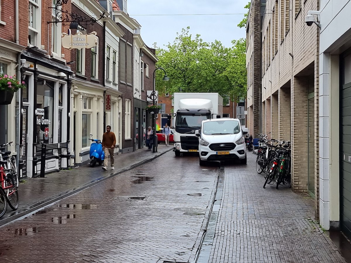 ArtDSL's tweet photo. Er veranderd natuurlijk niets met flink in de Breestraat. Iedere dag meerdere keren last van de darkstore die zegt een winkel te zijn. @hartvoordelft @gemeentedelft #breestraatdelft #delft #gemeentedelft https://t.co/QfcaaBsBcw