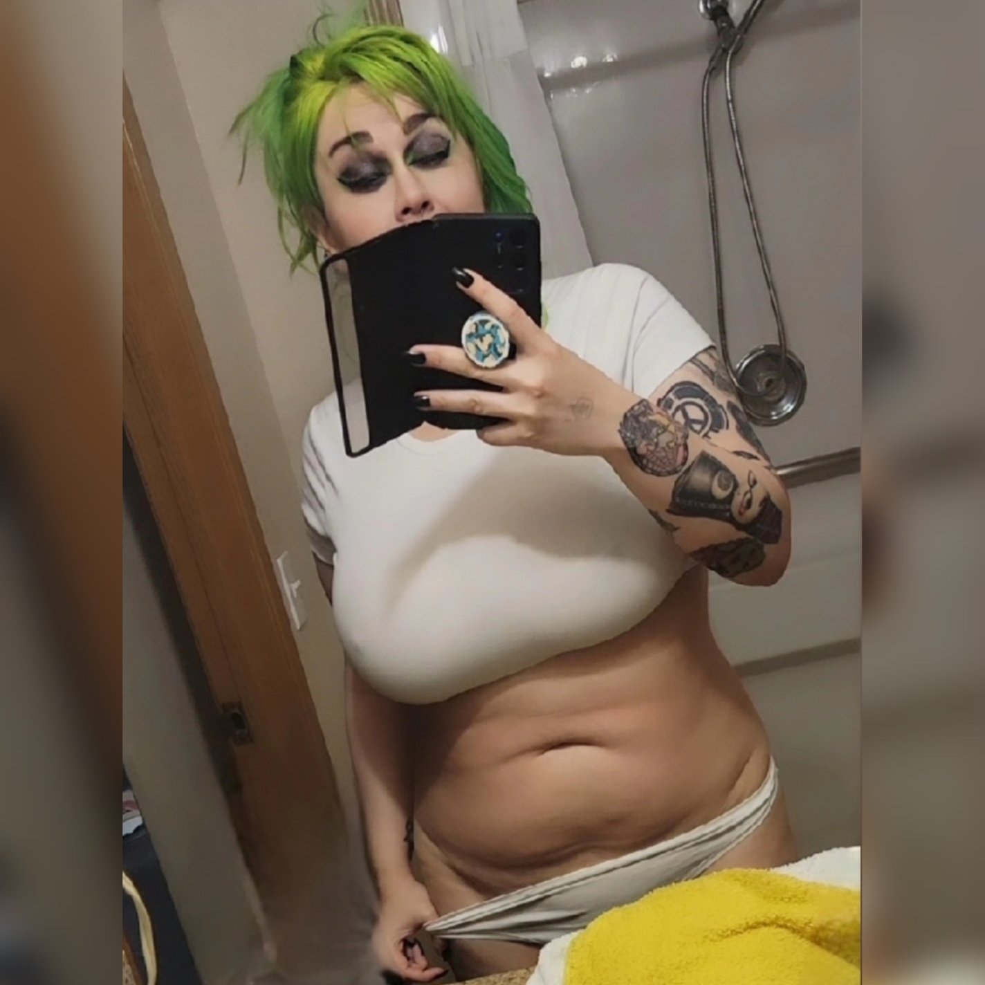 #altfashion #altoutfit #whiteshirt #altgirl #altmakeup #picsartedit #aestheticedit #ofgirls #dyedhair #altgoth #graphiceyeliner #ofgirl #ofgirls #ofmodels #visitlasvegas #lasvegasnevada #visitnevada #lasvegas #greenhair #girlswithtattoos #girlswithinkdoitbetter #girlswithink https://t.co/fVms3df5Yh