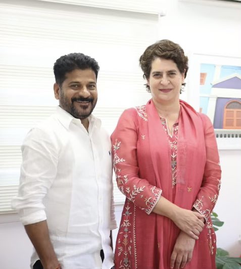 revanth_anumula's tweet photo. ఏఐసీసీ అగ్ర నాయకురాలు శ్రీమతి 
ప్రియాంక గాంధీ సమక్షంలో టీఆర్ఎస్ వ్యవస్థాపక సభ్యుడు,చెన్నూరు మాజీ ఎమ్మెల్యే నల్లాల ఓదెలు, మంచిర్యాల జిల్లా పరిషత్ చైర్మన్ నల్లాల భాగ్యలక్ష్మి కాంగ్రెస్ పార్టీ లో చేరారు. https://t.co/mcuUXroDU2