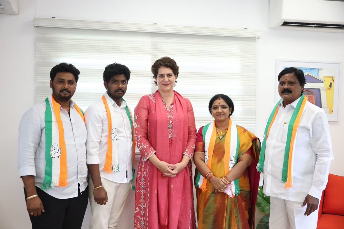 revanth_anumula's tweet photo. ఏఐసీసీ అగ్ర నాయకురాలు శ్రీమతి 
ప్రియాంక గాంధీ సమక్షంలో టీఆర్ఎస్ వ్యవస్థాపక సభ్యుడు,చెన్నూరు మాజీ ఎమ్మెల్యే నల్లాల ఓదెలు, మంచిర్యాల జిల్లా పరిషత్ చైర్మన్ నల్లాల భాగ్యలక్ష్మి కాంగ్రెస్ పార్టీ లో చేరారు. https://t.co/mcuUXroDU2