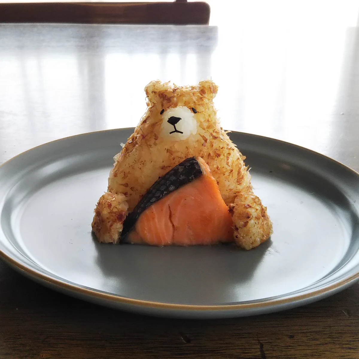 食べちゃうのがもったいない･･･！熊と焼き鮭のおにぎりが可愛すぎる！