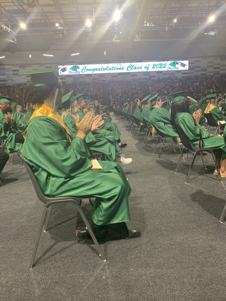 StaleyBandFam's tweet photo. Today we announce the Student Leadership Team for 2022 - they have some big shoes to fill, but we know our graduates left them with a wonderful example to follow 💚🎓 https://t.co/4r6Zw01GGY