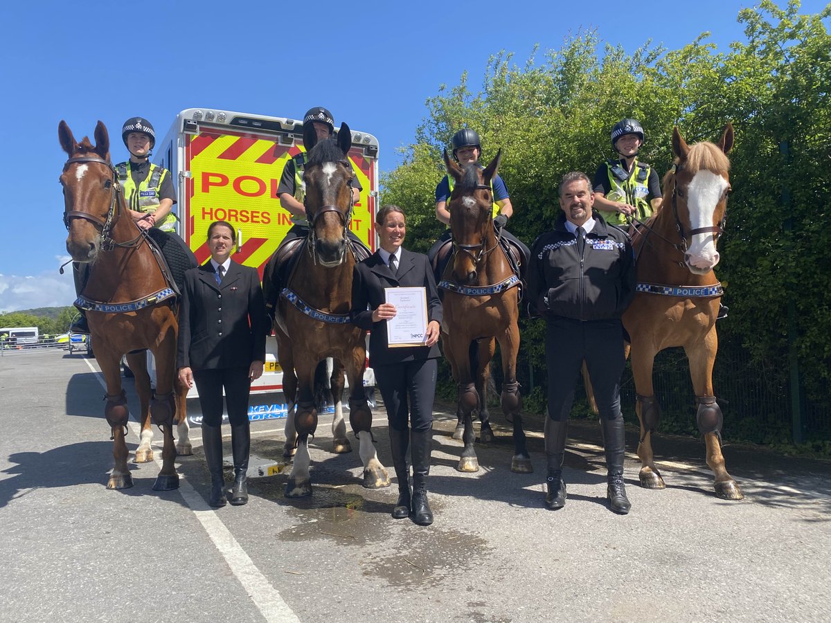 Many congratulations to PC Jenny Williams who passed her Standard Equitation exam this morning and to Laura from @TVP_horses for assessing 🐴🐴 #welcometotheteam the #welldone