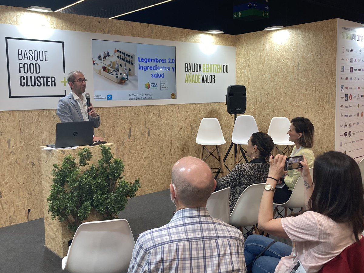 BasqueFoodClust's tweet photo. Nuevo encuentro de #internacionalización del grupo de pilotaje de Alimentación Saludable #RIS3Euskadi que celebramos en #F4F2022
 
🇪🇺Conocemos la experiencia de  @GrupoAAguinaga y #Befoodlab en proyectos europeos de #innovación e I+D+i https://t.co/oVt3l7P1K5