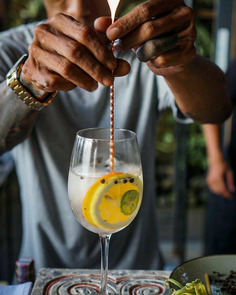 jeevaresorts's tweet photo. At @jeevaresorts you will find Kenanga G&amp;T as our signature cocktail . Don’t forget to spend your time in the right place at sunset time

https://t.co/fgU7g2UJYp

#ourjeevamovement
#jeevaresorts
#jeevasantaivillas https://t.co/gzfRMVnDbz