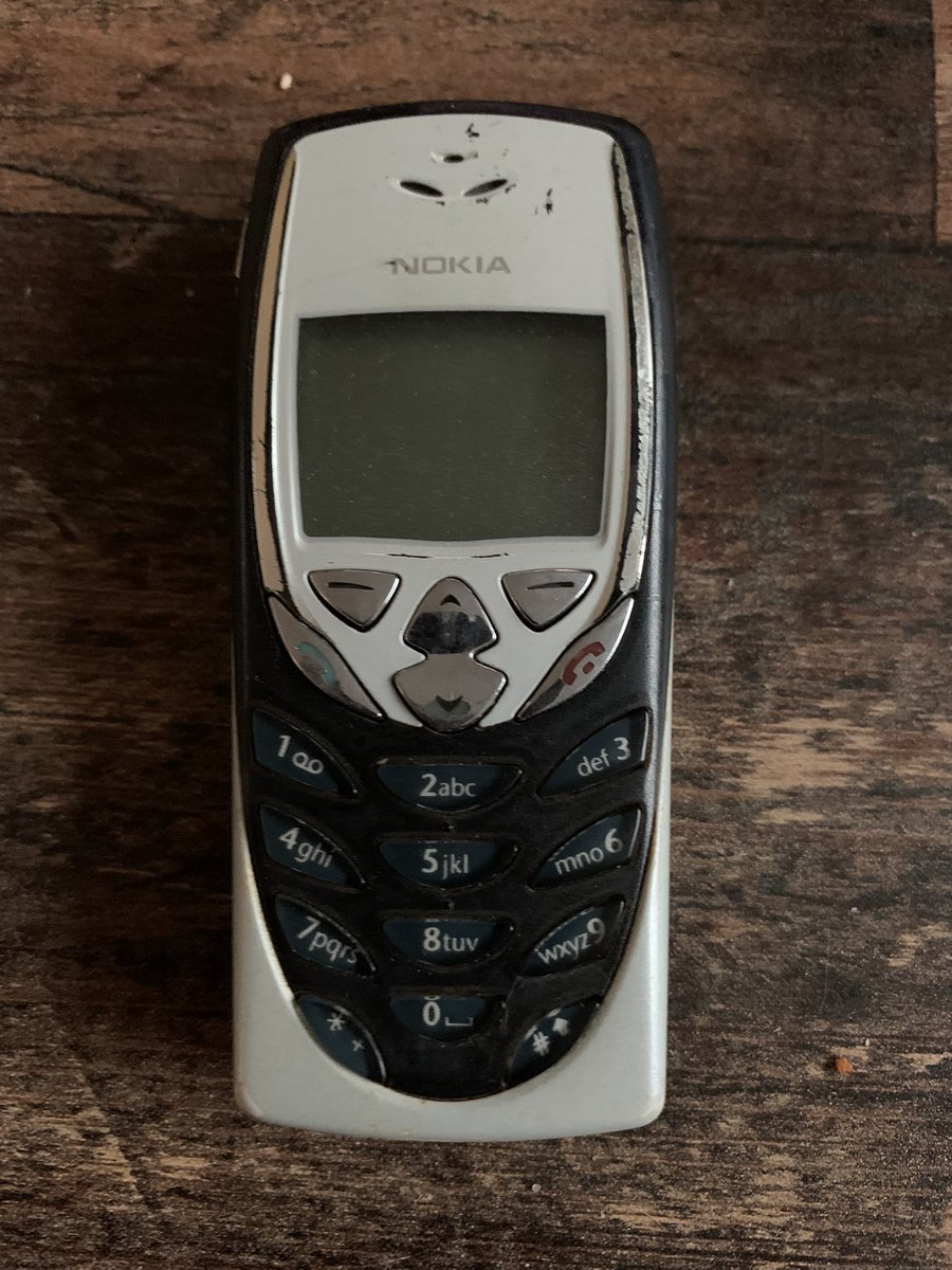 DutchKadena's tweet image. Heeey @markrutte  wil je nog een @Nokia overnemen ??
Deze@past beter bij je #kutsmoesjes ! Met je er konden maar 10 sms’jes op … #bullshit #hoeveelsmoesjes met hoeveel smoesjes kom jij nog weg joh ….