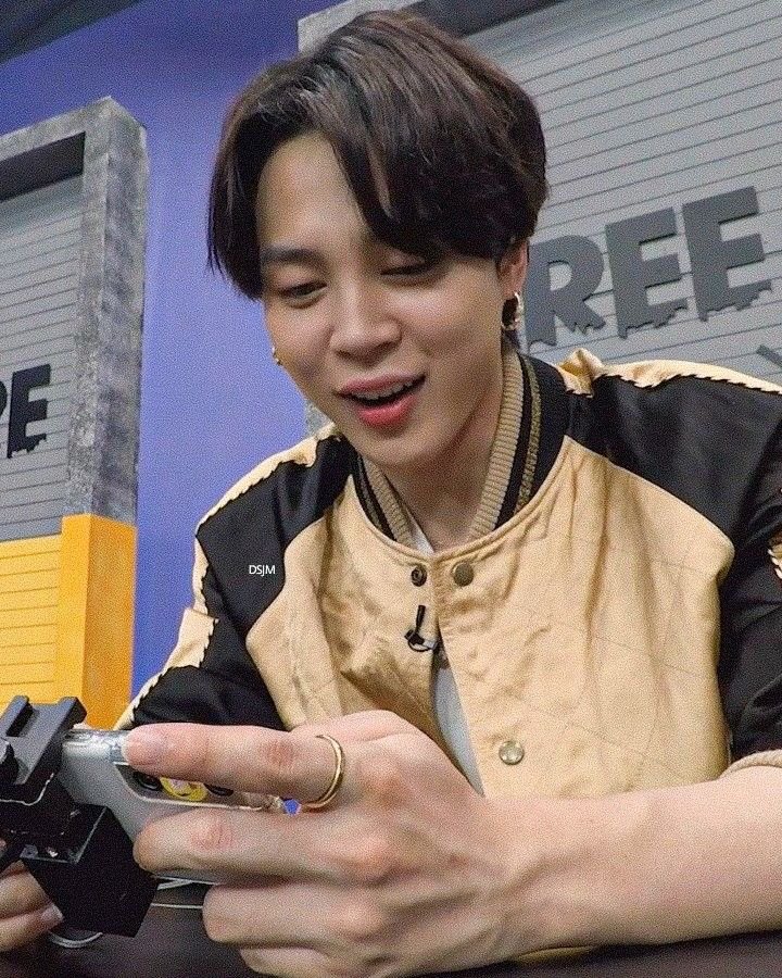 iS2ujimin's tweet photo. HIS HANDS????? 🫣😳 https://t.co/1M52VHfUUC