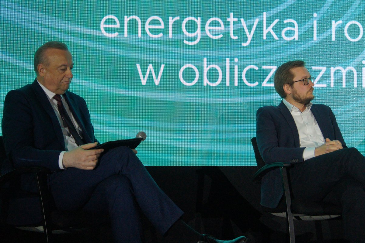 energetyce's tweet photo. Mała zamiana ról na konferencji ARE. Debata @TauronPE z dziennikarzami branżowymi. Tematyka: energetyka i rozwój w obliczu zmian.
W roli zadającego pytania: Jerzy Topolski, Wiceprezes Zarządu 

#konferencjaARE #energetyka #gospodarka #elektroenergetyka #ciepłownictwo https://t.co/pitLgLWB81