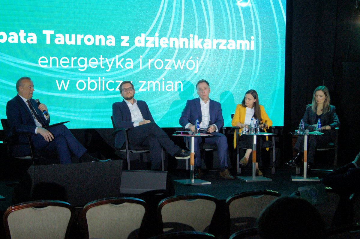 energetyce's tweet photo. Mała zamiana ról na konferencji ARE. Debata @TauronPE z dziennikarzami branżowymi. Tematyka: energetyka i rozwój w obliczu zmian.
W roli zadającego pytania: Jerzy Topolski, Wiceprezes Zarządu 

#konferencjaARE #energetyka #gospodarka #elektroenergetyka #ciepłownictwo https://t.co/pitLgLWB81