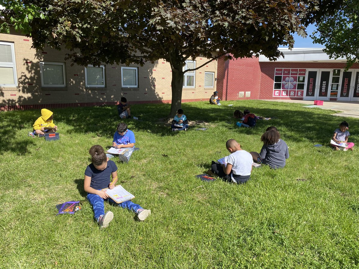 We’ve been taking our phonics instruction outside to take advantage of the beautiful weather ☀️ #warrenwill #bettertogether <a href="/PleasantRunElem/">Pleasant Run Elem.</a>