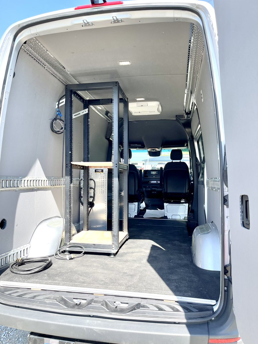 MobileColdSol's tweet image. 4x4 Mercedes-Benz USA Sprinter upfit with Legend Duratherm wall/ceiling/door liners, rack with vibration isolator feet, @RangerDesignInc workbench, fuse box &amp;amp; receptacles, LED lights, e-track, and a low profile rooftop AC unit. Generator system to be installed.  #repeatcustomer