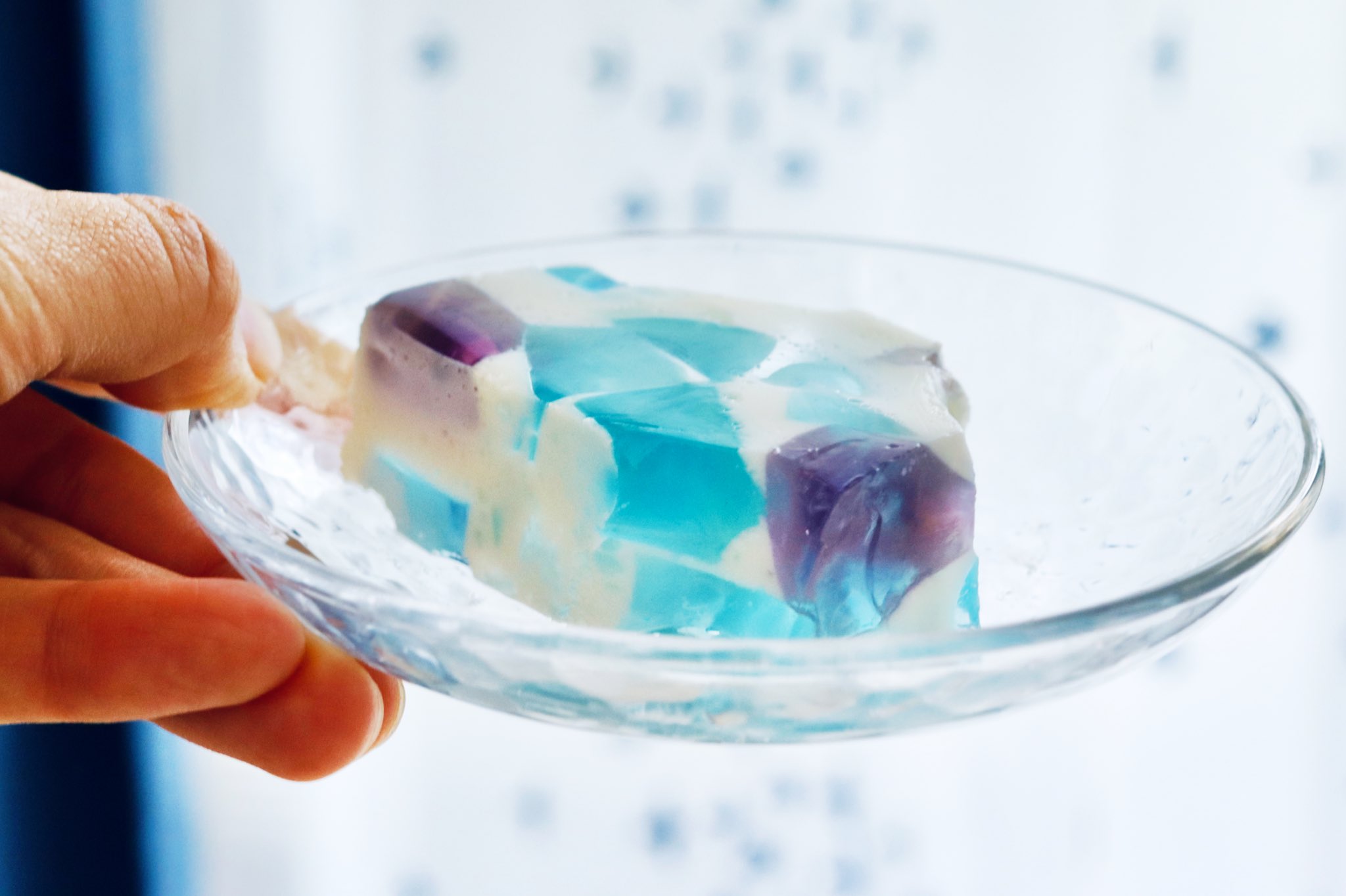 Twitter 上的 ぼく いらすと料理家 すごい綺麗なのできちゃった そして見た目に負けないくらい美味しい 紫陽花色の大理石ゼリー ゼラチンと かき氷シロップで自分お好みの紫陽花色が作れちゃう 梅雨のおやつに是非 T Co Fk4dymrlol Twitter