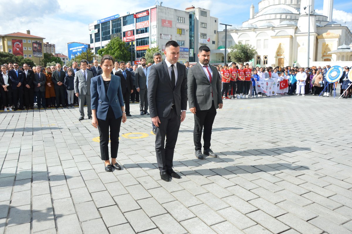 esenyurtmem's tweet photo. 19 Mayıs Atatürk'ü Anma Gençlik ve Spor Bayramı çelenk sunumu Cumhuriyet Meydanı'nda Gençlik Spor İlçe Md.,Belediye Başk.V., Esenyurt Üniv. Rektörü, İlçe Müdürümüz,kurum amirleri,okul müdürleri,öğretmen,öğrenci ve velilerin katılımıyla gerçekleştirildi @KaragulVural @yenernecati https://t.co/g3DtneIZsI