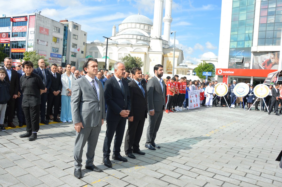 esenyurtmem's tweet photo. 19 Mayıs Atatürk'ü Anma Gençlik ve Spor Bayramı çelenk sunumu Cumhuriyet Meydanı'nda Gençlik Spor İlçe Md.,Belediye Başk.V., Esenyurt Üniv. Rektörü, İlçe Müdürümüz,kurum amirleri,okul müdürleri,öğretmen,öğrenci ve velilerin katılımıyla gerçekleştirildi @KaragulVural @yenernecati https://t.co/g3DtneIZsI