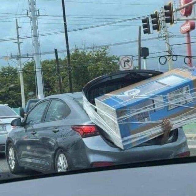 AzimutWan's tweet image. Tu vas faire comment pour faire tenir ça dans ta voiture?! 

T’inquiète j’ai un truc noir à l’arrière qui tient super bien!

Euh… les ceintures? 🤔

Ouais voilà un truc comme ça 🙄🙄