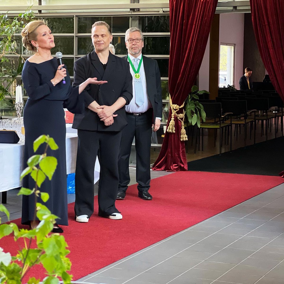 foibekartano's tweet photo. Punaista mattoa pitkin oopperasaliin. #Foibekartano’lla nautittiin upeasta @MattilaKarita #KokoKarita ensi-illasta. #HomeOpera toi kulttuurielämyksen suoraan asukkaiden kotiin. #VirtuaalinenKulttuurielämys @foibekartano @oopperabaletti @HAAGAHELIAamk @MarkoKeranen https://t.co/yI0Xnfi3MN