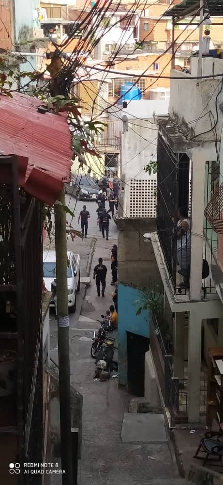 #Caracas Para la hora se encuentra tomada La Vega, El Valle, Cota 905 y Cementerio por comisiones de la PNB. El operativo se realiza debido a rumores de presencia de antisociales de la banda de Garbis y Vampi que habían sido desplazados del sector.