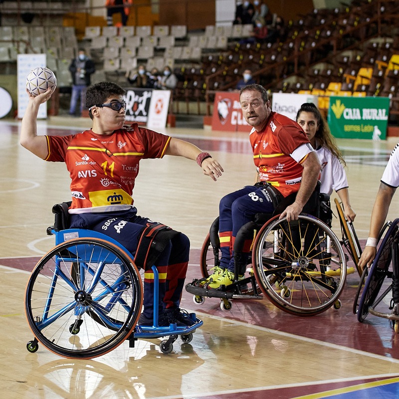 RFEBalonmano's tweet photo. 🔛 ¡Nueva actividad para la selección española de #BalonmanoSillaRuedas! 🇪🇸

💥 El combinado nacional disputará un amistoso en Aranda de Duero
 
📆 Sábado 21
⌚️ 12:00 h. 

📺 En directo en en el canal de @bmvillaaranda: https://t.co/DrwNpgA6R4

📝👇 Más información, aquí