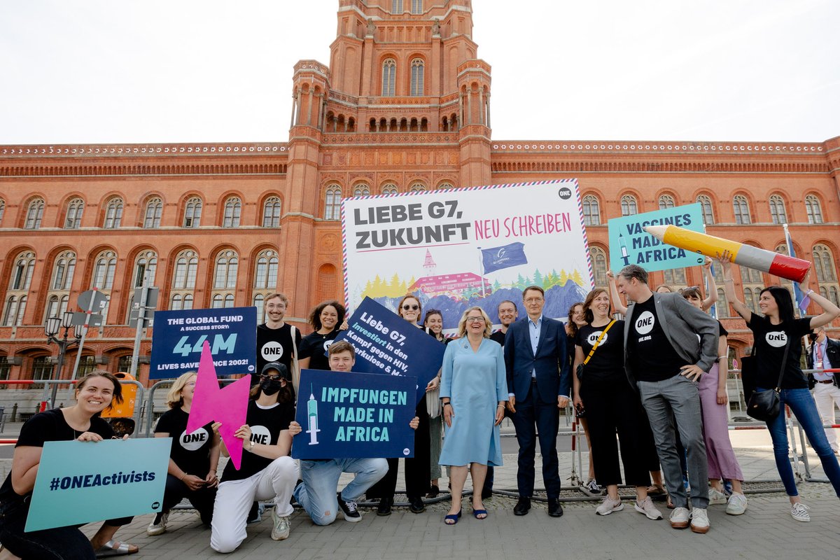 ONEDeutschland's tweet photo. Vielen Dank @SvenjaSchulze68 &amp; @Karl_Lauterbach, dass Sie sich vor dem Treffen der @G7-Gesundheits- &amp; Entwicklungsminister*innen schnell noch Zeit für uns genommen haben! Auf unseren Rückenwind im Kampf für Globale Gesundheit &amp; Gerechtigkeit können Sie sich verlassen! https://t.co/JggGJ2DVgY