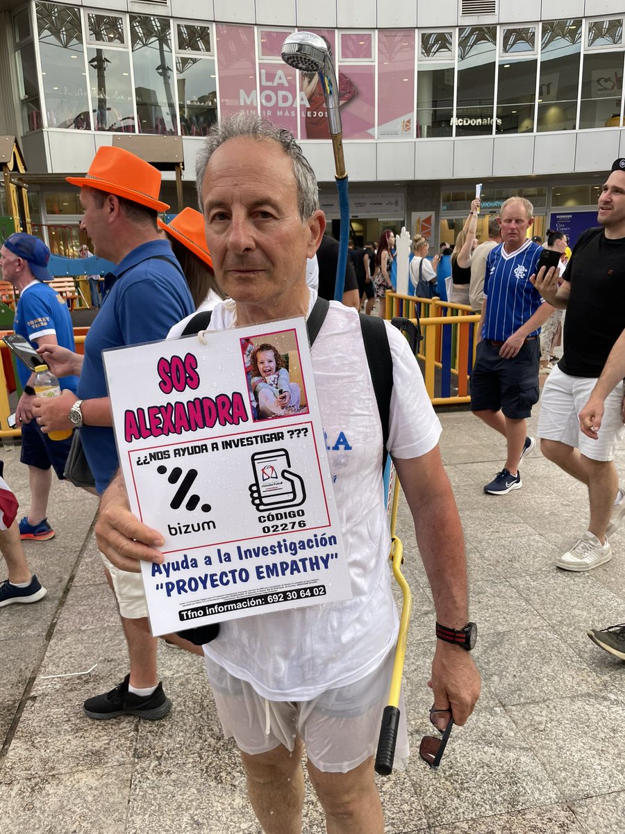 GonzaloTortosa's tweet photo. Ayer en la final de la Europa League conocí a Paco, abuelo de Alexandra.
Alexandra padece hipertensión pulmonar, una de esas enfermedades “raras”.
Paco fue con una especie de ducha para llamar la atención y conseguir ayuda para su nieta.
Ayudémosles entre todos, lo merecen. https://t.co/Mpt3bSdH4c