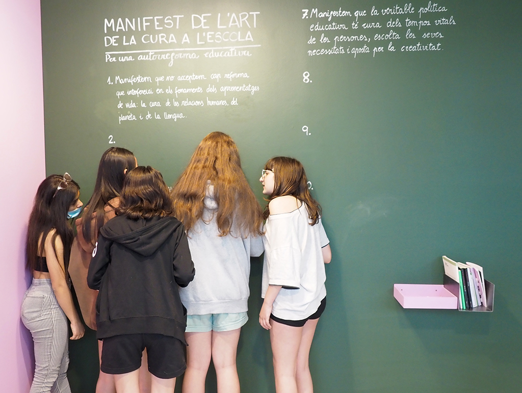 acvic's tweet photo. VISITES COMENTADES A L'EXPOSICIÓ ART+ESCOLA+CURA. 

El recorregut és una invitació a reflexionar sobre les diferents formes del tenir cura, els subjectes que cuiden o si són visibles totes les formes de cuidar. 
VISITA + ACTIVITAT VINCULADA GRATUÏTA!

https://t.co/bJHyUCsC4r https://t.co/i7cP10rceb