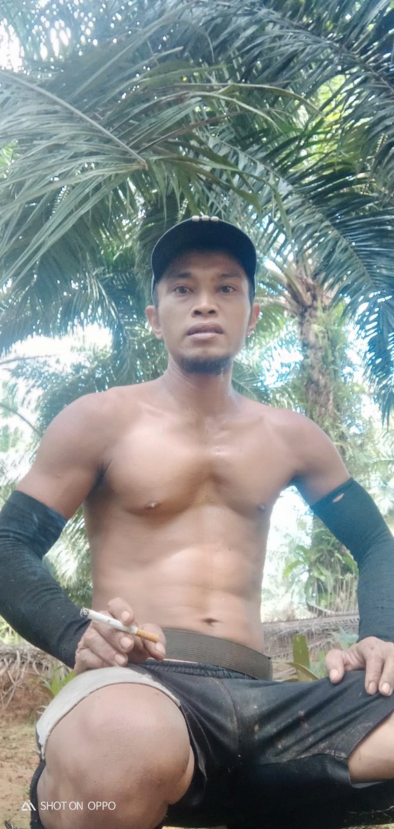 UdinBara2's tweet photo. Mana ada lah cewek yg mau sama kuli,.. https://t.co/r0CYQyk4Be