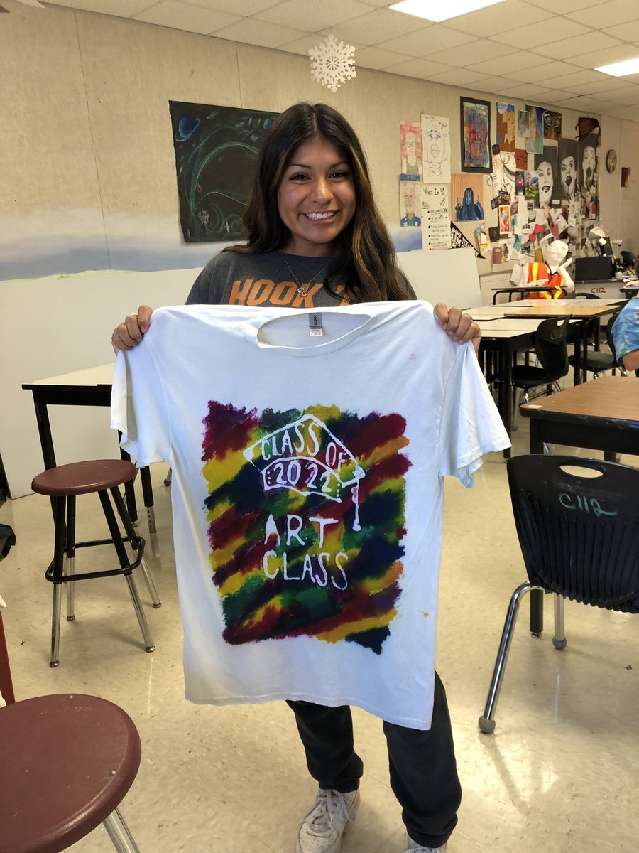 CHS_Deatherage's tweet photo. It's almost graduation. Thank you for taking my class all 4 years❤️ #notgonnacry #graduation2022 #ComalFineArts https://t.co/pkdDEVSXNW