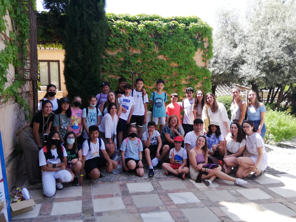 AguaGranada's tweet photo. Hoy nos despedimos del #CEIPGenil y de su #GymkanaLiteraria con alumnos de 6º de EPO Maestros, futuros docentes en prácticas y alumnos del centro que han estado en abril y mayo, han trabajado para que esta gymkana en el Carmen del #AljibedelRey fuese todo un éxito. Enhorabuena👏! https://t.co/xD2iwcWDOi