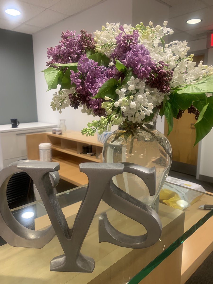 MarcoslabUr's tweet photo. Wonderful staff ⁦@CvsUor⁩ #CenterforVisualScience ⁦@UofR⁩ ⁦@URochester_SMD⁩ ⁦@FlaumEye⁩ Top notch professionals &amp; even treated us with flowers from the ⁦@LilacFestROC⁩ @Rochester #RochesterNY ⁦@I_LOVE_NY⁩ 🌸🌺👁 https://t.co/iJ8uR2p9cZ