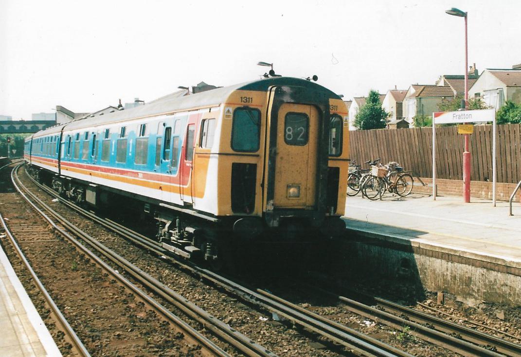 SalopianLyne's tweet photo. Fratton Station 22nd July 2000
British Rail Class 421 4-CIG EMU set 1311 in South West Train colours pauses at the platform. Headcode 82 for Waterloo-Portsmouth Harbour services.
#BritishRail #Fratton #Portsmouth #Class421 #4CIG #EMU #trainspotting 🤓 https://t.co/Akjdsc0g8u