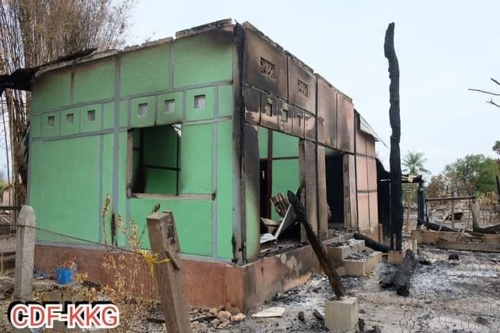 IrrawaddyNews's tweet photo. Junta troops have torched at least three villages on the eastern bank of the Myitthar River in Sagaing Region’s Kale Township since May 15, according to a local who fled his village. (Photo: Over 100 houses were burnt by junta troops in Sha Poe Village) #WhatsHappeningInMyanmar https://t.co/j1abeUtb4S