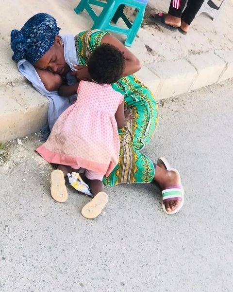 sajid_nadeem78's tweet photo. Heartbreaking picture from #Tigray's capital Mekele. A mother, weak with hunger,  collapses on the road. No one nearby seems to be caring coz it is not something new https://t.co/GkjMUbYCkE