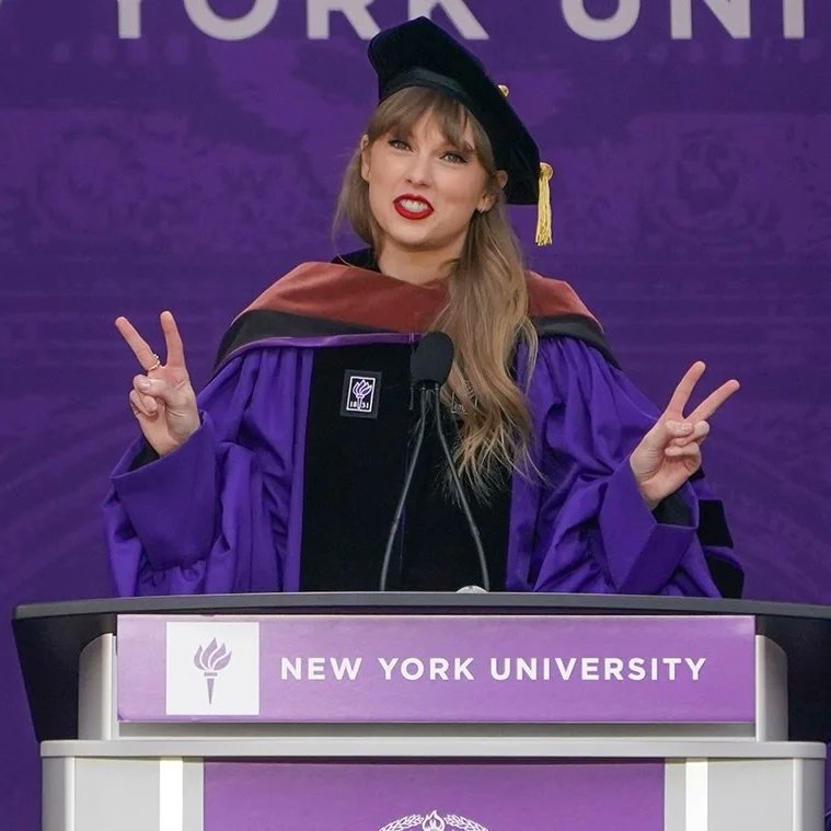 blakinwite's tweet photo. It's Doctor Taylor Swift π this stunning award winning singer just bagged a Honorary Doctorate of Fine Arts from New York University ππ
Congratulations @taylorswift13 & the #Classof2022
#NYU2022 #doctortaylorswift #femalesuccess https://t.co/teyFa2SfFS