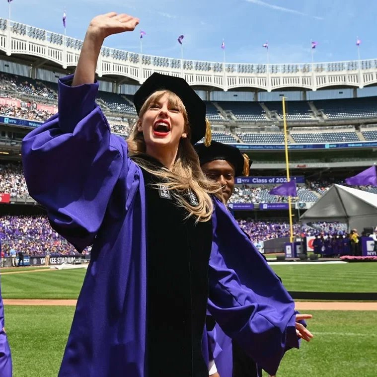 blakinwite's tweet photo. It's Doctor Taylor Swift π this stunning award winning singer just bagged a Honorary Doctorate of Fine Arts from New York University ππ
Congratulations @taylorswift13 & the #Classof2022
#NYU2022 #doctortaylorswift #femalesuccess https://t.co/teyFa2SfFS