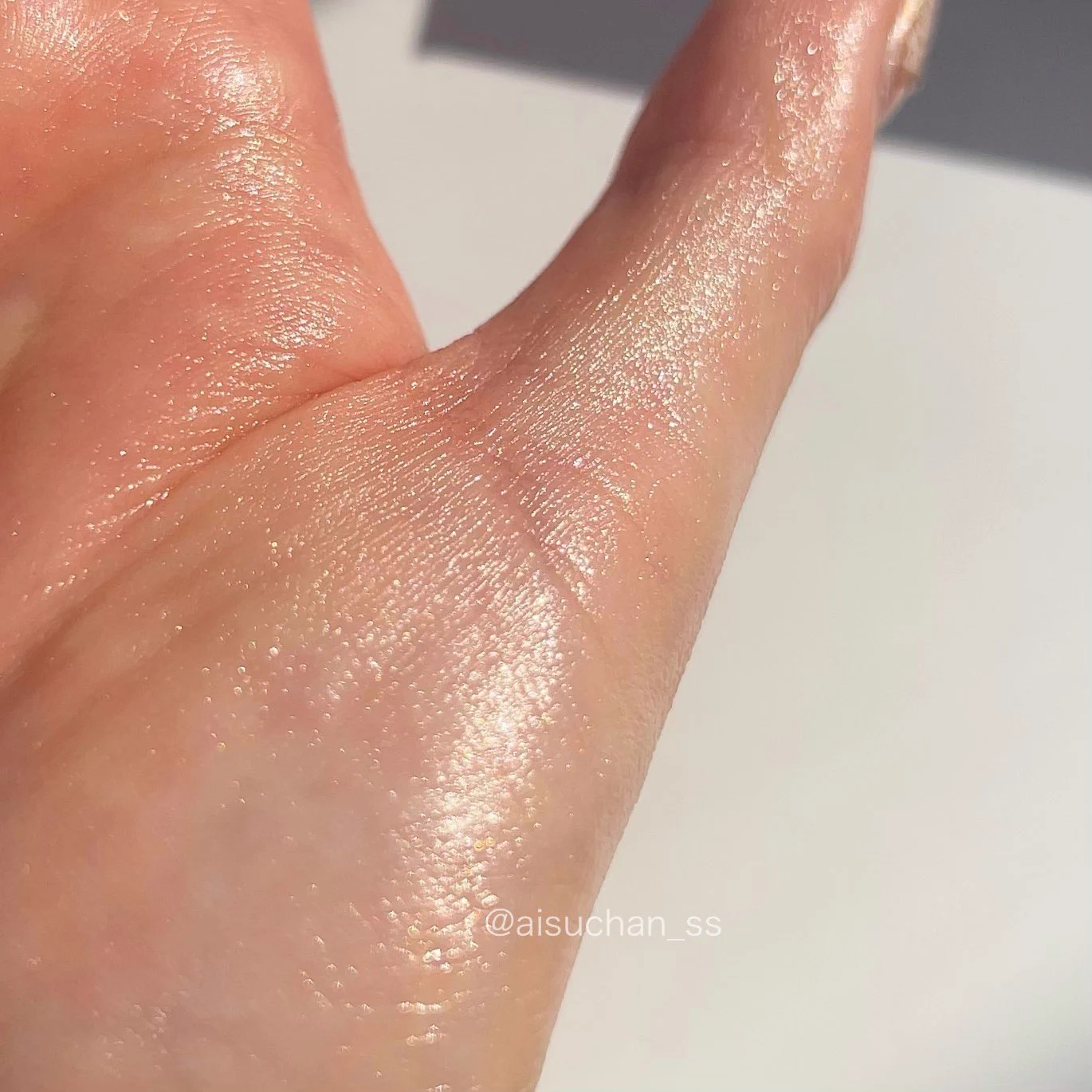 バズりすぎ注意。NARSのボディオイル。煌めき最高すぎませんか？