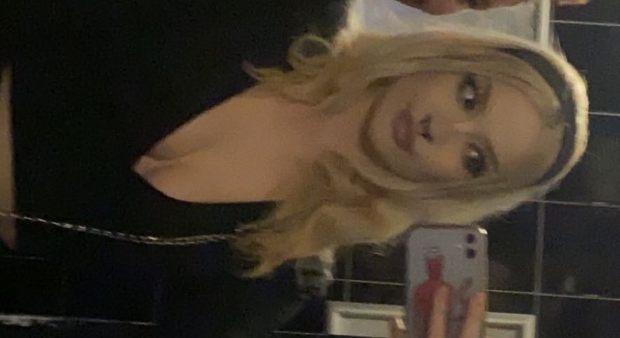 HopeMayes11's tweet photo. Have a blurry low quality pic of me bc I like how my hair looks in it 🤩🤪 https://t.co/mCJ0qYkI0d