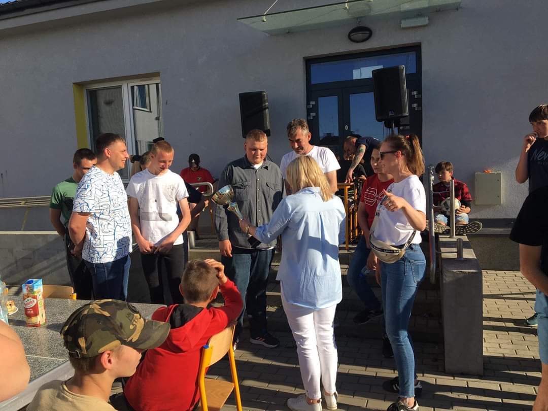 mocarze's tweet photo. Młodzieżowe Igrzyska o 🏆 Dyrektora MOS w Kiernozi. Nasi chłopcy: strzelali 
z łuku, przeciągali 🪢, grali w siatkę oraz ścigali się w workach. Na koniec na plac wjechała niespodzianka, około 40 motocykli. Zdobyli główną nagrodę - Puchar Dyrektora MOS w Kiernozi 🏆 Gratulujemy! https://t.co/wHjbaTL2tR