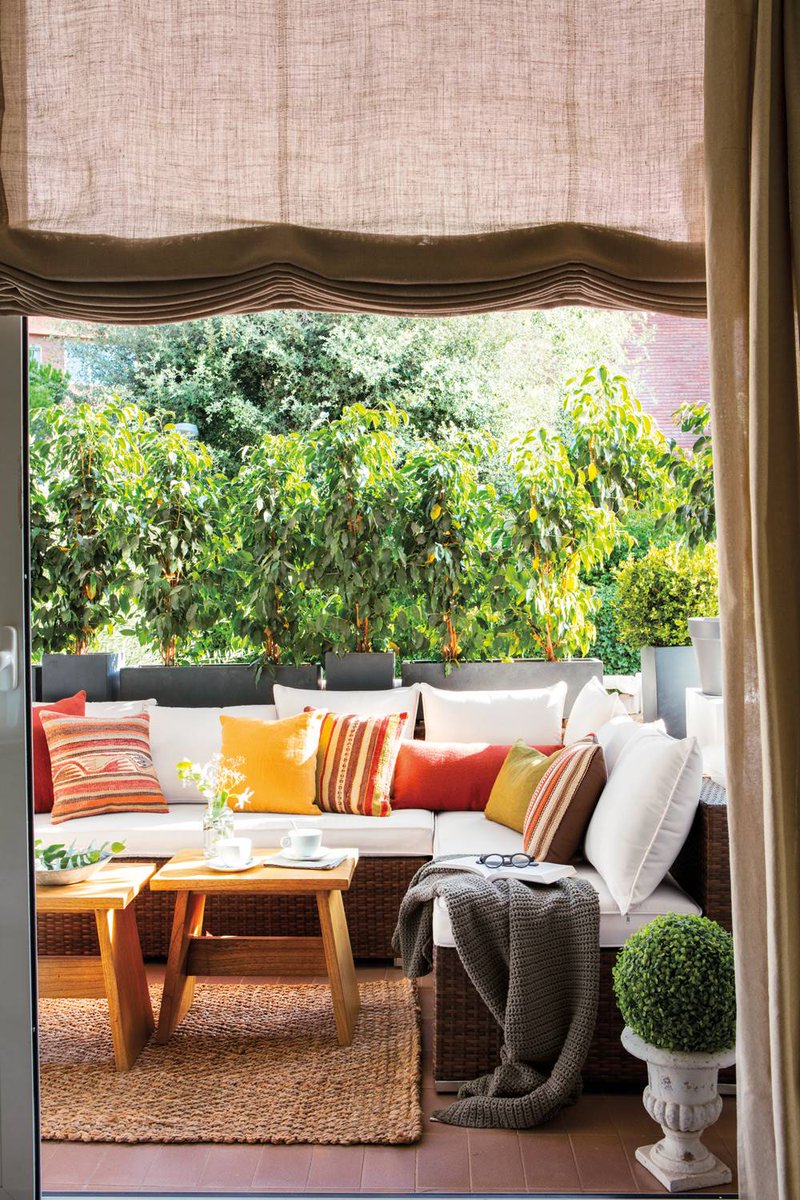 Ahora con el buen tiempo nuestras terrazas y balcones comienzan a coger mayor importancia y protagonismo en nuestros descansos y momentos de desconexión. 

Combina cojines de colores fuertes con blancos, plantas, y madera, para conseguir un ambiente mediterráneo. ¡¿te gusta?!