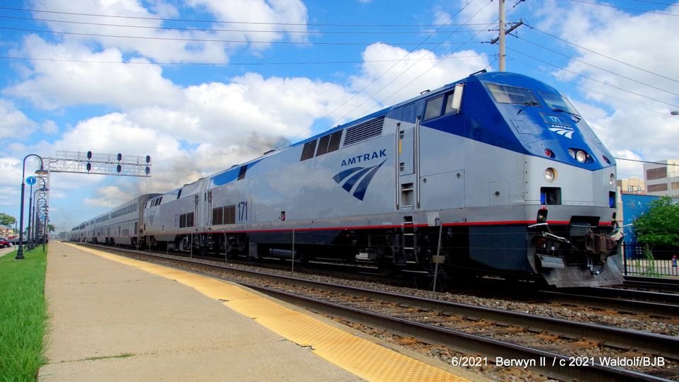 THE_BJBUTTONS's tweet photo. An #amtrak @Amtrak back to back double header leading a set of #Superlines west thru the Berwyn IL Metra station on the #BNSF "racetrack" in 2021 https://t.co/L0Ix2yhc0g