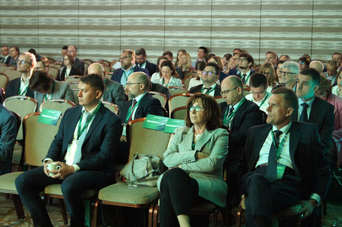 energetyce's tweet photo. Czy rozwój farm wiatrowych na morzu to największe wyzwanie dla rozwoju 🇵🇱 energetyki morskiej.
Z tym zagadnieniem mierzyli się uczestnicy kolejnego panelu podczas konf. ARE

#konferencjaARE #energetyka #gospodarka #elektroenergetyka #ciepłownictwo #offshore #energetykawiatrowa https://t.co/BuWf2sgE04