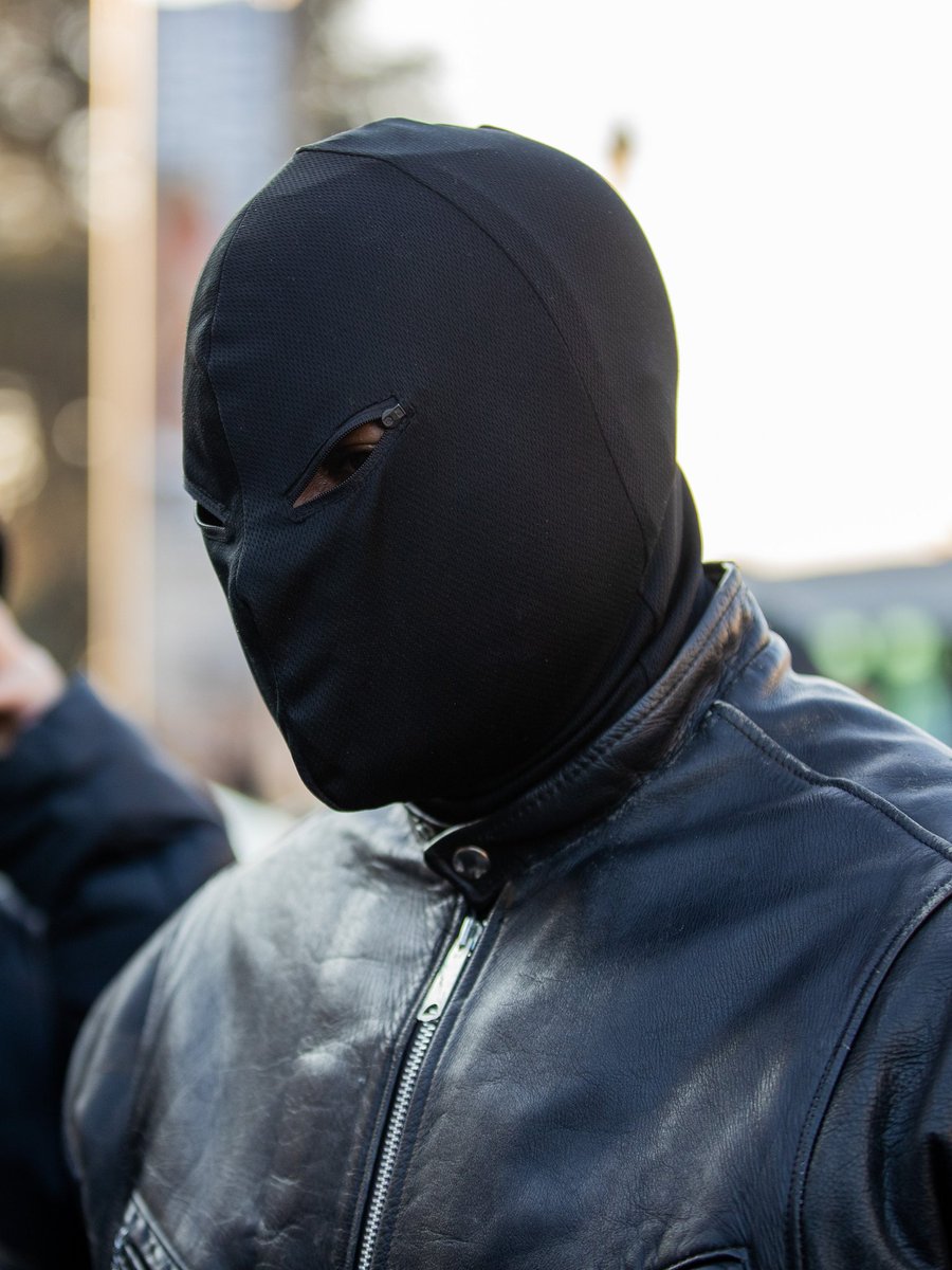 aldrey_motta's tweet photo. Faz frio em Niterói e pensei lançar um balaclava estilo Kanye... só que lembrei que sou preto e moro no RJ
#tafrio #niteroi #nikity #soupreto #KanyeWest https://t.co/AW5zCHRHhq