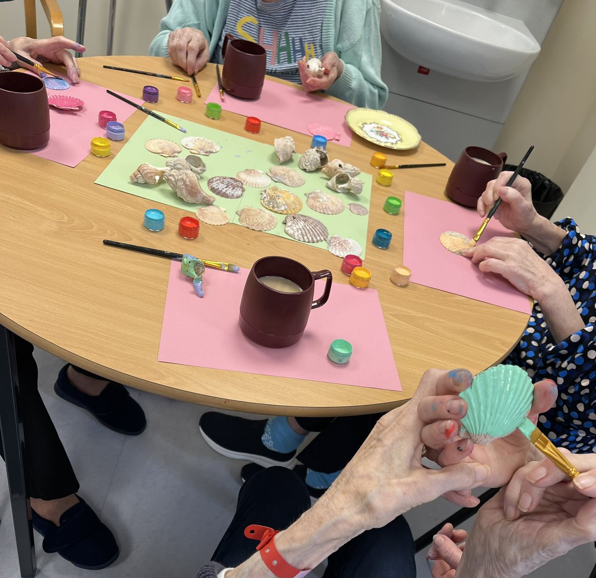 MACWGH's tweet photo. A great afternoon spent decorating sea shells with our group yesterday, for the @Ward50WGH feature wall 🐚 - thank you to @BeavisHailey for your brilliant ideas! https://t.co/KWHotn6rST