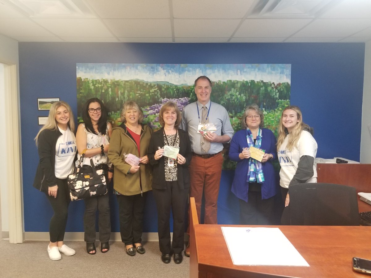 What a great way to start out the day.  A visit from the PHS Psych Club with a treat on Kind Day!
#KindDay #zsquad #PelhamProud