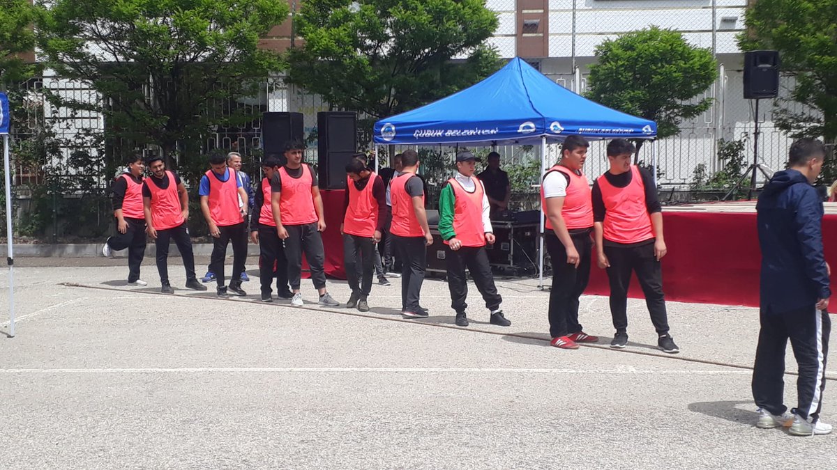 19 Mayıs Atatürk'ü Anma Gençlik ve Spor Bayramı kapsamında yapılan Halat çekme yarışmasında 2. olan öğrencilerimizi,  Kros yarışmasında 3. olan öğrencimiz Berat Evli'yi tebrik ediyoruz.